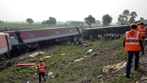 Equipes de resgate Indiana são vistas perto de local de descarrilamento de trem da Rajdhani Express no distrito de Saran nesta quarta-feira (25). Quatro pessoas morreram. (Foto: AFP)