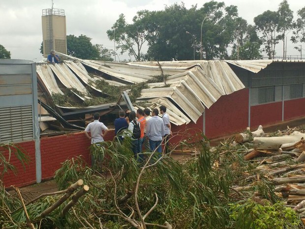 Escola de Samambaia atingida por temporal; telhado ficou destruído (Foto: Elielton Lopes/G1)