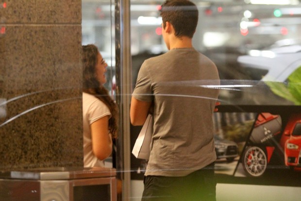 Livia Aragão e namorado no shopping (Foto: Marcos Ferreira / FotoRioNews)