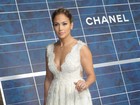 Jennifer Lopez usa anel de diamante e levanta suspeitas de noivado