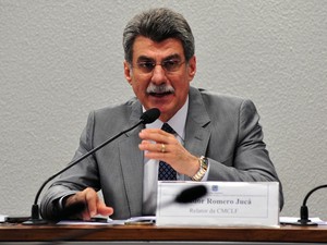 O relator da regulamentação da emenda das domésticas, senador Romero Jucá, durante reunião da comissão especial (Foto: Zeca Ribeiro/Câmara dos Deputados)