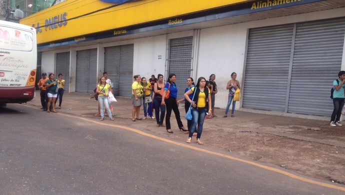 Torcedoras do Brasil correm para assistir jogo do Brasil contra Camarões (Foto: Jonhwene Silva-GE/AP)