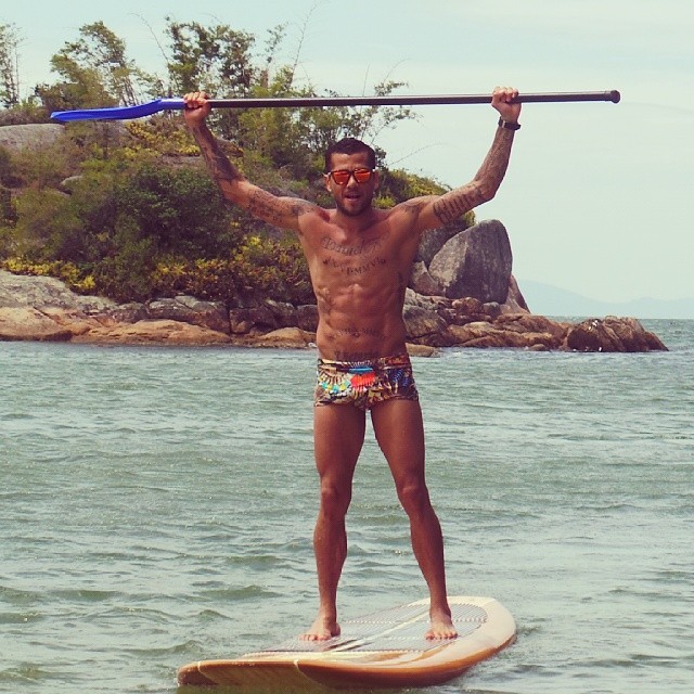 Daniel Alves Mostra Barriga Sarada Em Prancha De Stand Up Paddle Quem