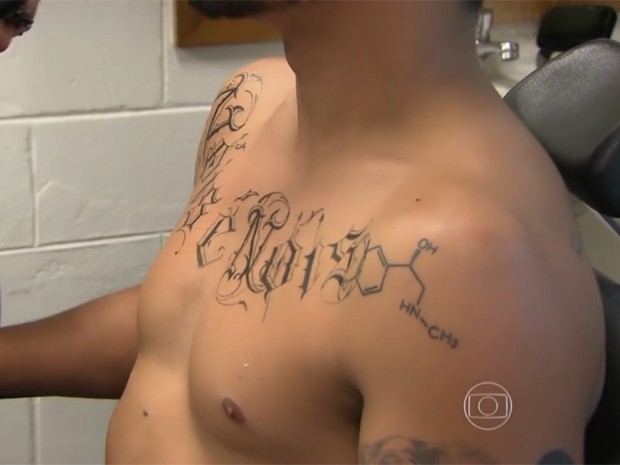 A 'tatuagem' pronta de Grego com a frase 'Nóis é nóis' (Foto: Vídeo Show / TV Globo)