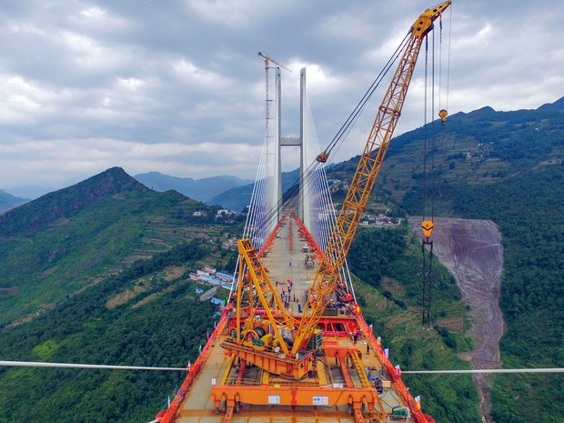 A ponte de Beipanjiang, que vai ligar as províncias de Guizhou e Yunnan durante a etapa final de sua construção, no sábado (10) (Foto: STR/AFP)