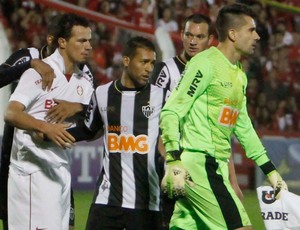 Leandro Damião Internacional e Victor Atlético-MG (Foto: Itamar Aguiar / A. Estado)