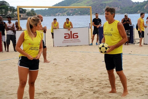 Estreia! Carol Portaluppi joga futevôlei com Renato Gaúcho
