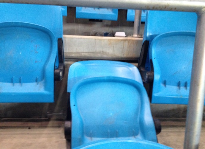 Cadeiras foram quebradas e arrancadas do setor da torcida adversária na Arena (Foto: Arquivo Pessoal)