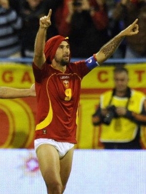 vucinic, de montenegro, comemora gol de cueca contra suíça (Foto: EFE)