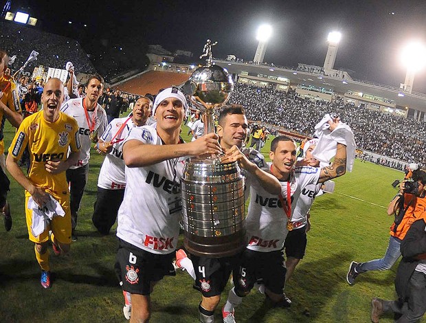 Corinthians comemorando, Libertadores (Foto: Marcos Ribolli / Globoesporte.com)