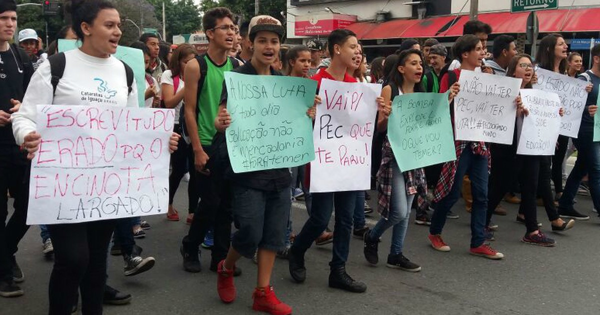 G1 - Estudantes fazem protesto contra a PEC 241 em Votorantim ... - Globo.com