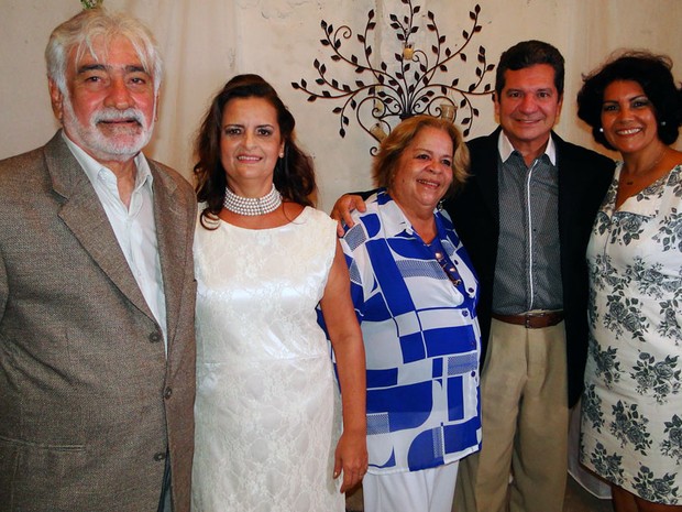 Salim Kalil e Sandra Aby Faraj, recém casados, ao lado dos padrinhos de casamento: Elizabete Torres (ex-noiva de Salim); Carlos Bandeira (ex-namorado de Sandra); e Leila Dantas (ex-mulher de Salim).  (Foto: Ricardo Araújo/G1)