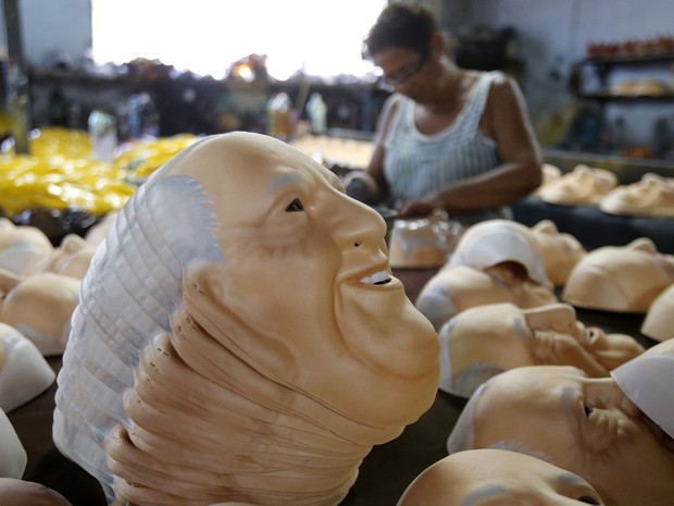Empresa de São Gonçalo, na Região Metropolitana, produziu 120 máscaras do Papa Francisco (Foto: Sergio Moraes/ Reuters)