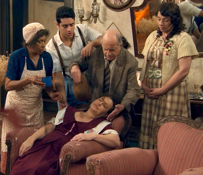 Cunegundes sente-se mal ao descobrir que ricaça é mãe de Candinho (Foto: TV Globo)
