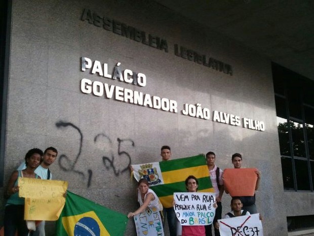 Prédio da Assembleia Legilativa foi pichado com valor de tarifa (Foto: Marina Fontenle/G1 )