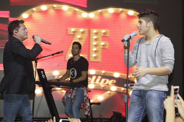 Leonardo e o filho Zé Felipe cantam juntos em show de São Paulo (Foto: Fred Pontes/Divulgação)
