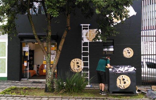 Casa de câmbio BitcoinToYou, em Curitiba, a primeira do Brasil a vender a moeda virtual em loja física. (Foto: Divulgação/BitcoinToYou)