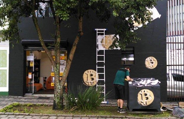 1ª loja física do Brasil a vender bitcoin quer levar moeda virtual para a rua