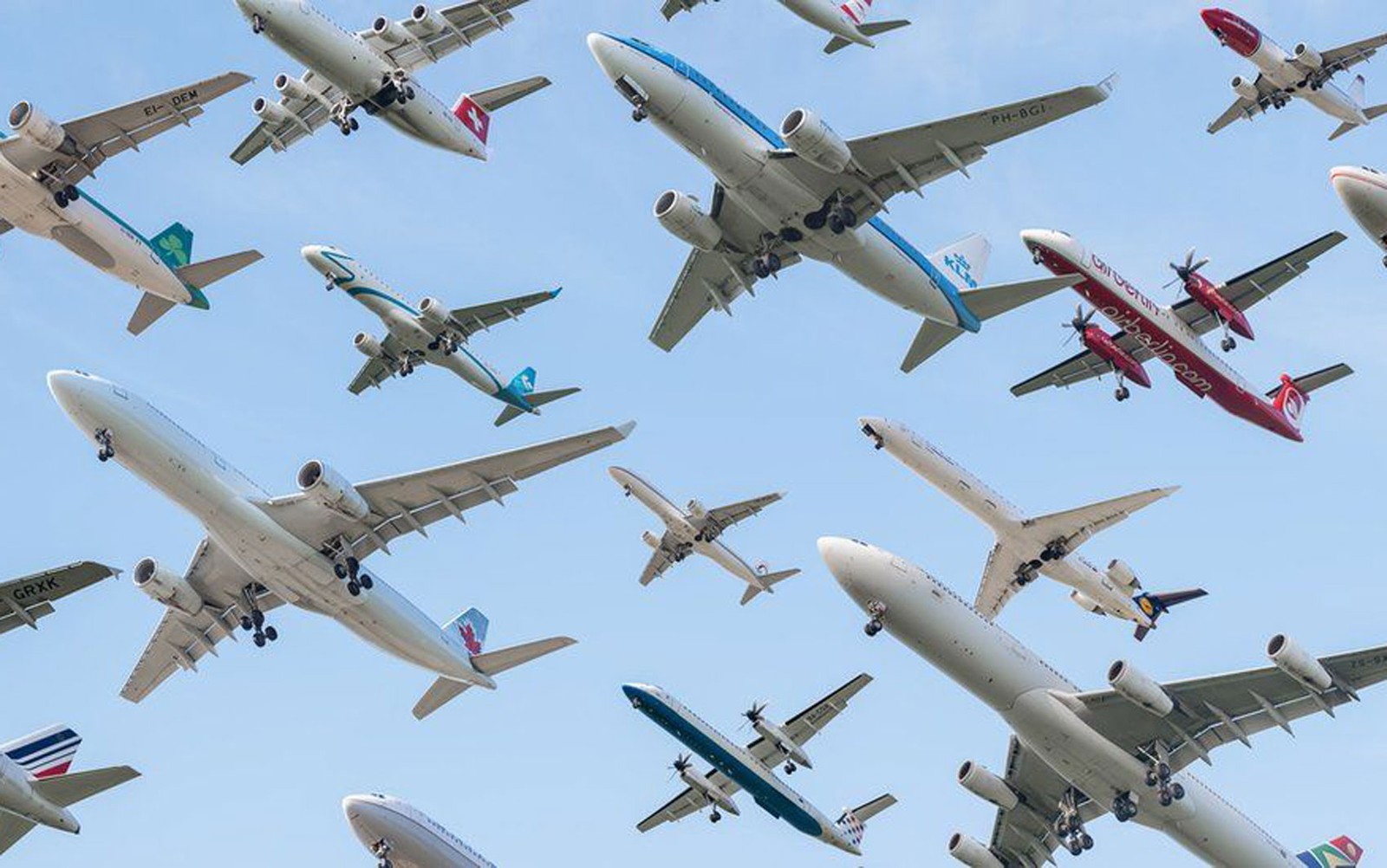 Montagem feita com voos do aeroporto de Munique (Foto: Mike Kelley)