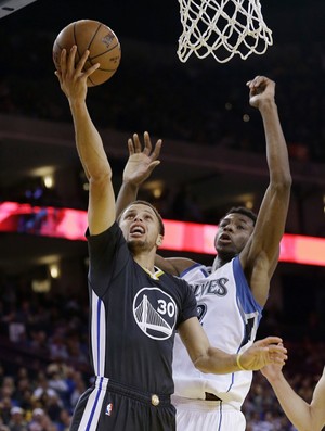 Stephen Curry decide e marca 34 pontos na vitória dos Warriors (Foto: AP)