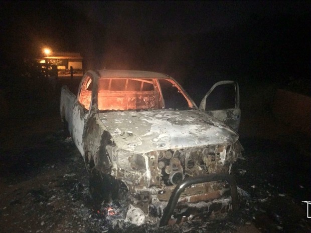 Durante a ação, um veículo foi completamente consumido pelo fogo (Foto: Reprodução/TV Mirante)