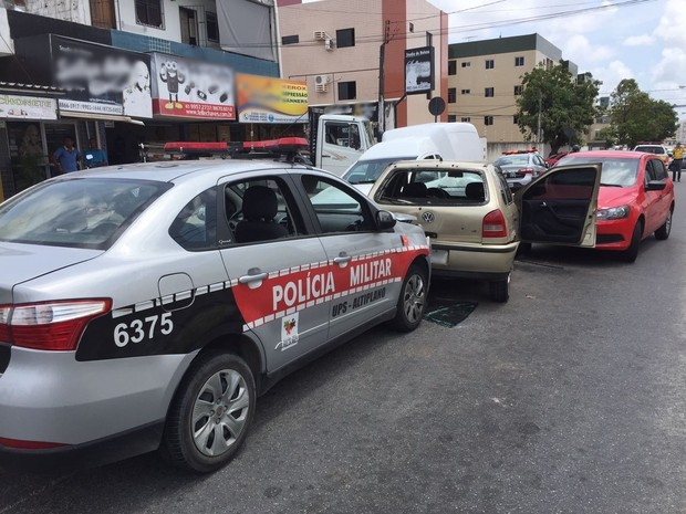 Perseguição terminou com troca de tiros no bairro dos Bancários, em João Pessoa (Foto: Walter Paparazzo/G1)