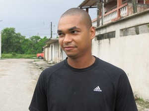 Danilo Paixão achou o meteorito no quintal de casa (Foto: Mariane Rossi/G1)