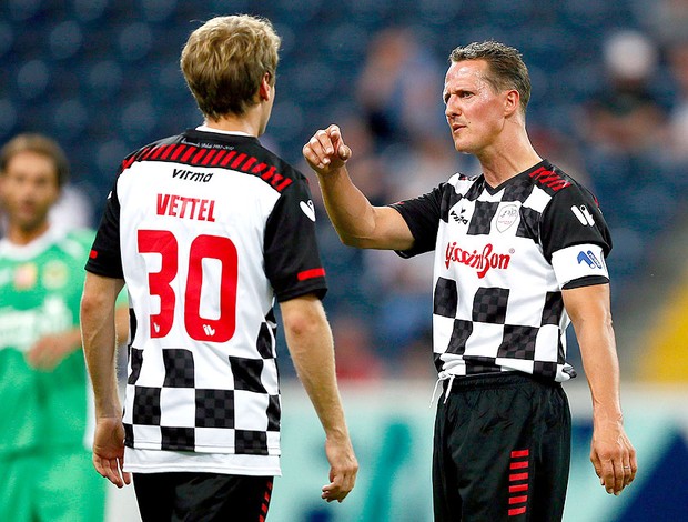 Vettel e Schumacher participam de partida de caridade na Alemanha (Foto: Reuters)