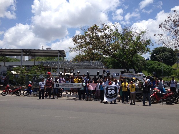 Protesto de condutores de cinquentinhas em frente ao Detran, em Salvador (Foto: Juliana Almirante/G1)