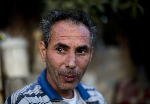 LEGENDA: RESISTÊNCIA Saleh Diab, na porta de sua casa em Sheikh Jarrah. “Todos os dias é um sofrimento” (Foto: AP Photo/Dusan Vranic)