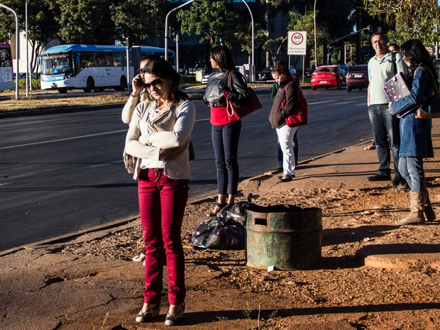 Moradores do DF enfrentam frio em parada de ônibus da Asa Norte, em Brasília (Foto: Mateus Vidigal/G1)