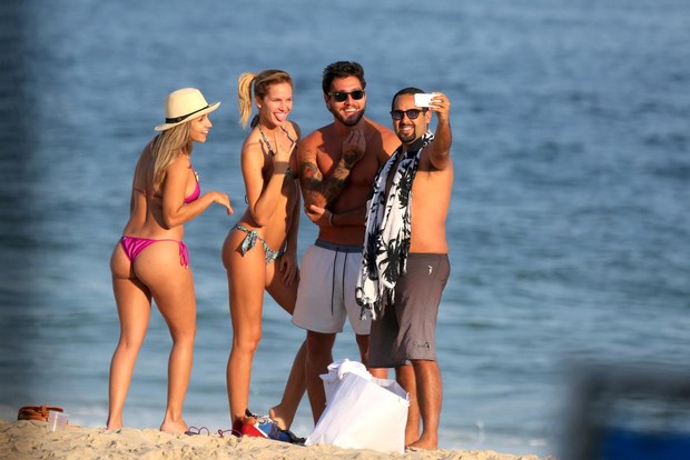Beto Gatti e amigos na praia do Leblon, RJ (Foto: Andre Freitas / AgNews)