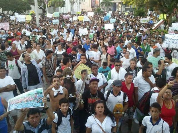 Manifestantes se reuniram na Praça Fausto Cardoso no Centro de Aracaju (Foto: Marina Fontenele/G1)