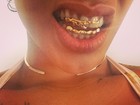 Rihanna usa dentes de ouro em forma de arma
