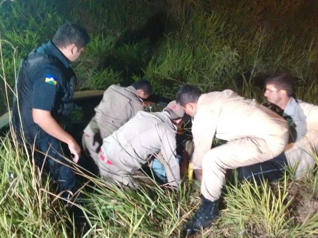 G Motorista Fica Preso S Ferragens Ap S Capotar Carro Na Br