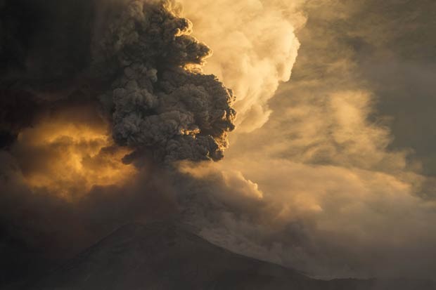 O vulcão Tungurahua entrou em erupção em Banos neste sábado (1°) (Foto:  Cris Toala Olivares/ Reuters)