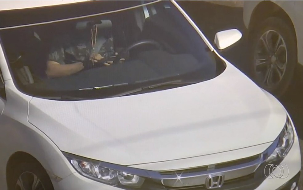 Motorista é flagrado mexendo no celular pelas câmeras de monitoramento  (Foto: Reprodução/TV Anhanguera)