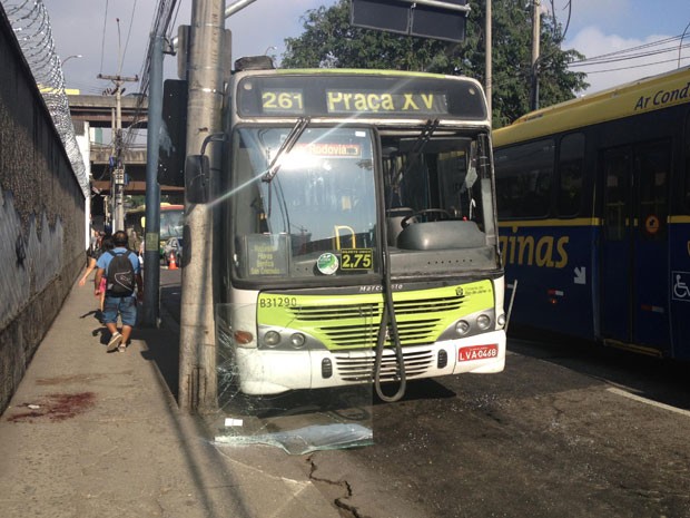 Ônibus da linha 261 atropelou idoso na manhã desta sexta-feira (3) em São Cristóvão (Foto: Renata Soares / G1)