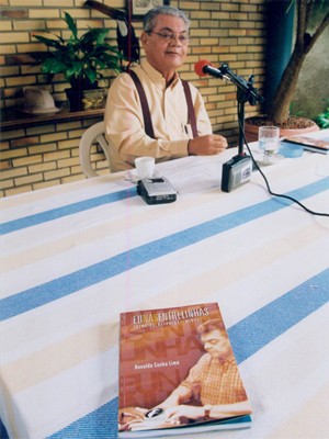 Ronaldo Cunha Lima no lançamento do seu livro 'Eu nas Entrelinhas', em 2004 (Foto: Arquivo/Jornal da Paraíba)