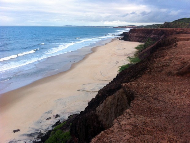 Turista argentino foi levado pela corretenza na praia das Minas, em Pipa, no litoral do RN  (Foto: Matheus Magalhães)