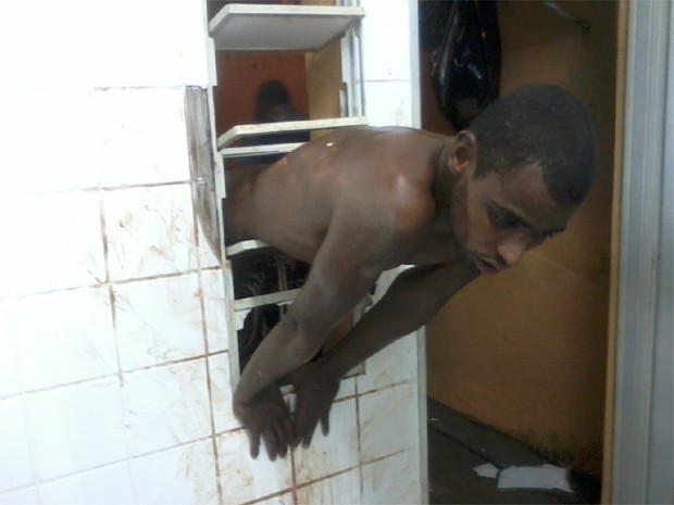 Suposto ladrão ficou entalado em janela durante tentativa de furto em Jaboticabal (Foto: Divulgação/Corpo de Bombeiros)
