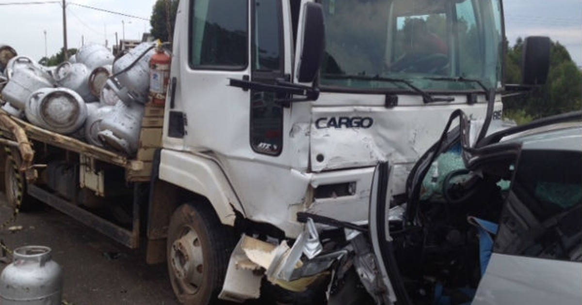 G1 Acidente caminhão e dois carros mata uma pessoa no Paraná