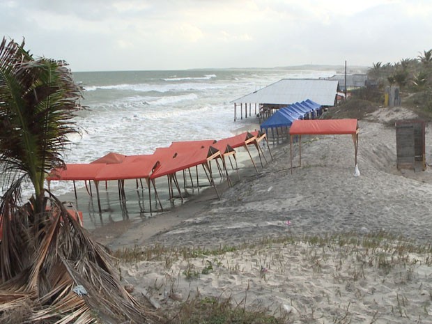 Praia do Meio, no Araçagi, onde carros ficaram atolados nessa quarta-feira (1). (Foto: Reprodução/TV Mirante)