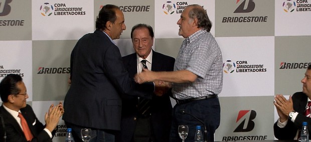 Presidentes dos clubes finalistas se cumprimentam na coletiva de imprensa da Libertadores (Foto: Reprodução / TV Globo Minas)