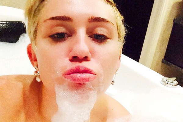 Miley adora uma selfie na banheira: desde as mais sensuais até as brincalhonas (Foto: Reprodução/Instagram)