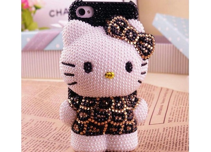 Hello Kitty de pelúcia com pedrinhas fica pendurada na capa para iPhone (Foto: Reprodução/Pinterest)