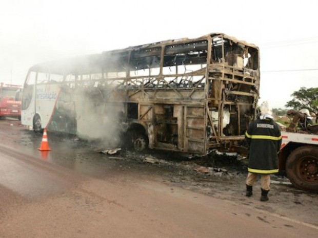 Ônibus ficou completamente destruído após incêndio (Foto: Varlei Cordoba/ Agora MT)