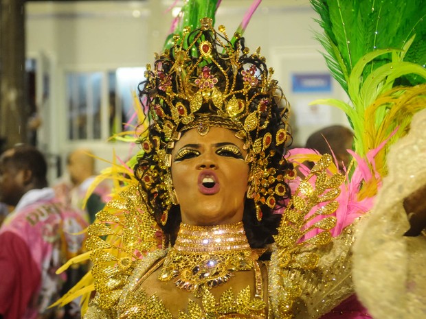 Evelyn Bastos, rainha de bateria da Mangueira, anima o público da concentração da Sapucaí (Foto: Alexandre Durão/G1)