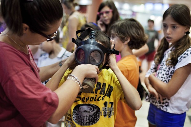 O governo de Israel começou a distribuir aos moradores kits com máscaras de gás para proteção contra armas químicas e biológicas. (Foto: Menahem Kahana/AFP)