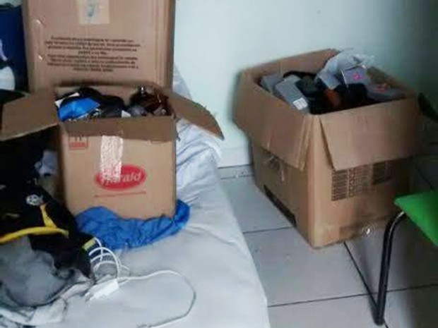 Três caixas com vários objetos foram encontrados com os homens (Foto: Divulgação/PM-TO)